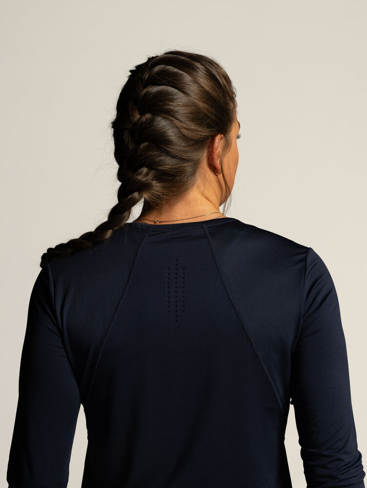 1916817-396000_OL20Norway20Essence20LS20220Tee20W_Closeup5