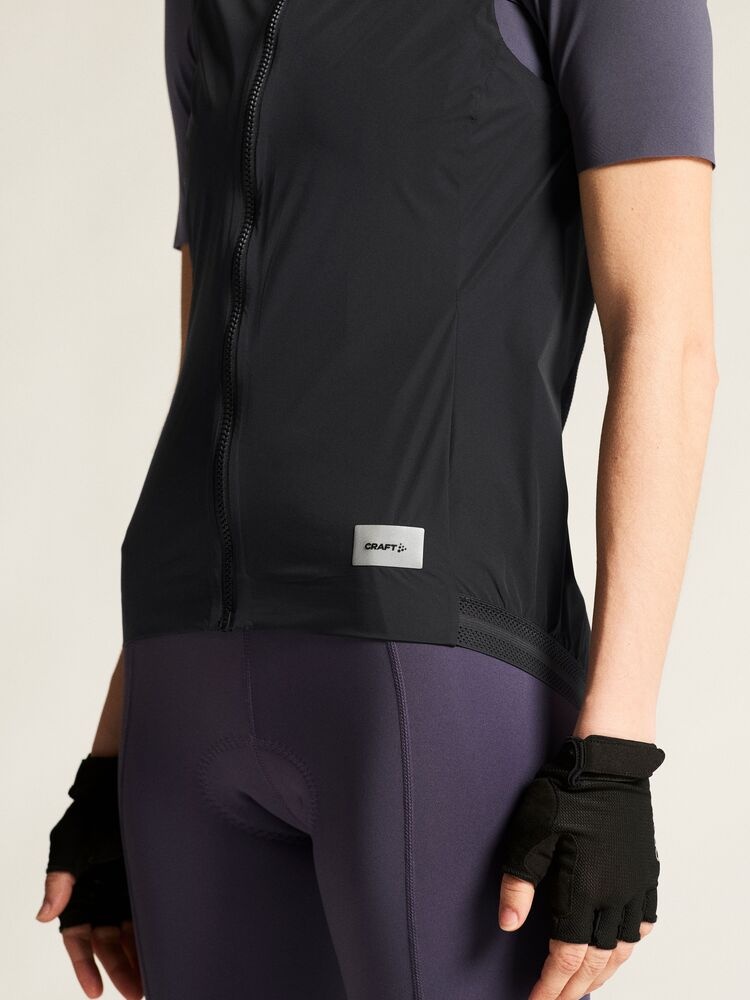 C17324-9990_Endur20Light20Wind20Vest20W_closeup5