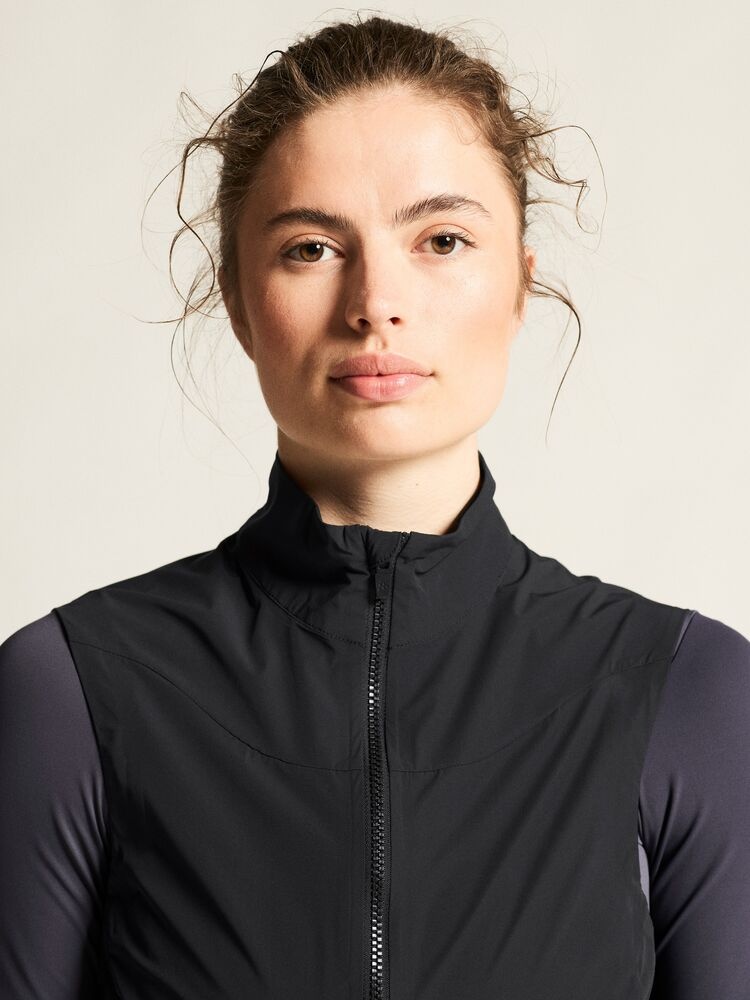 C17324-9990_Endur20Light20Wind20Vest20W_closeup6