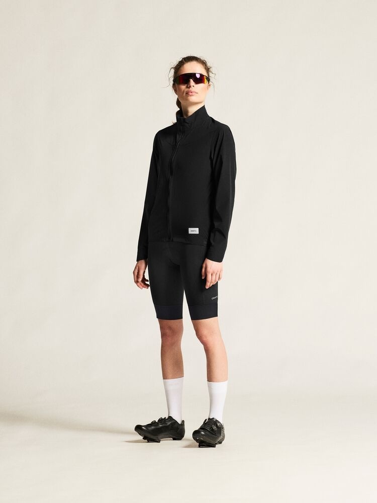 C17326-9990_Endur20Light20Wind20Jacket20W_closeup1