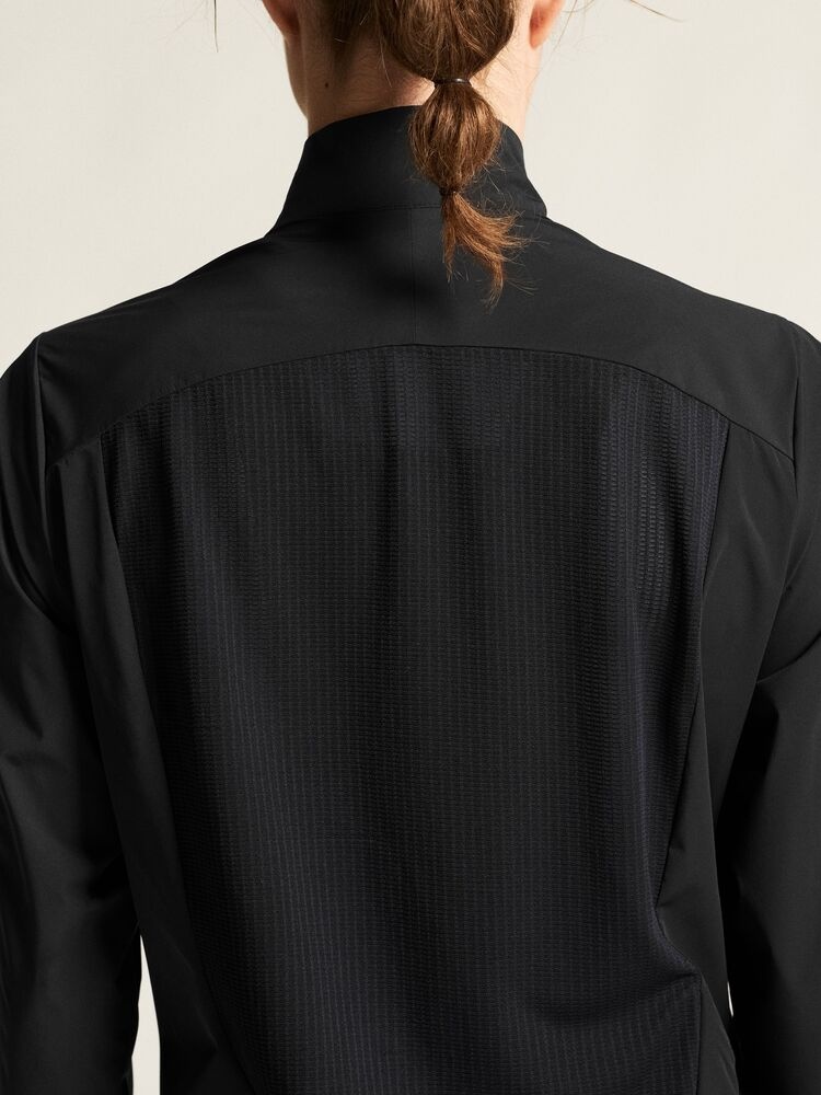 C17326-9990_Endur20Light20Wind20Jacket20W_closeup7