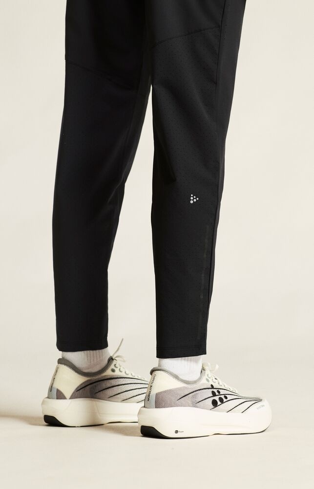 C17489-9990_Adv20Essence20training20pants20320W_closeup7