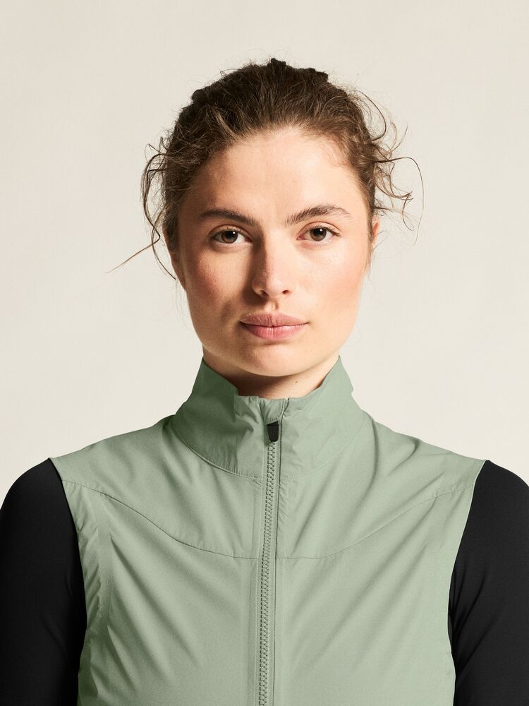 C17324-6300_Endur20Light20Wind20Vest20W_closeup5-1