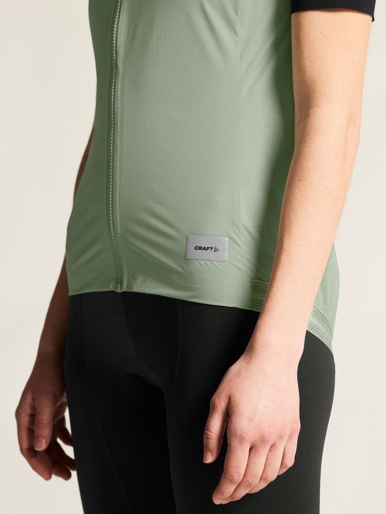 C17324-6300_Endur20Light20Wind20Vest20W_closeup6-1