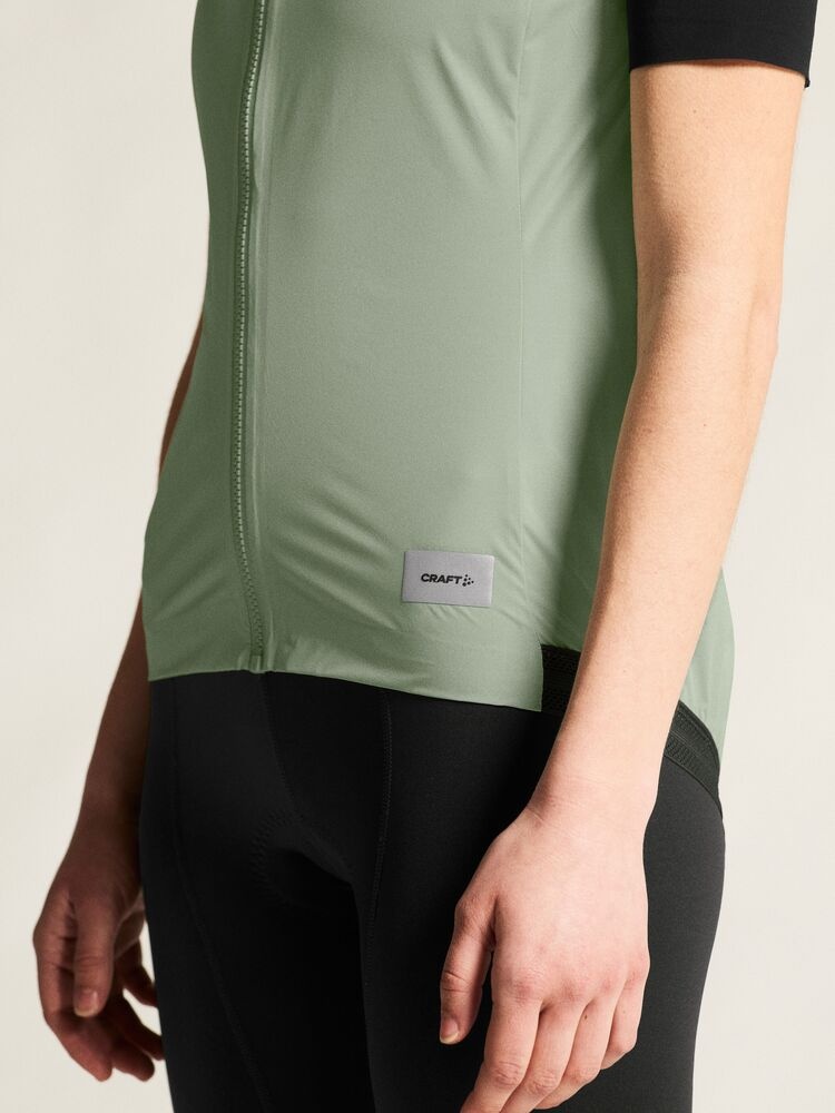 C17324-6300_Endur20Light20Wind20Vest20W_closeup6